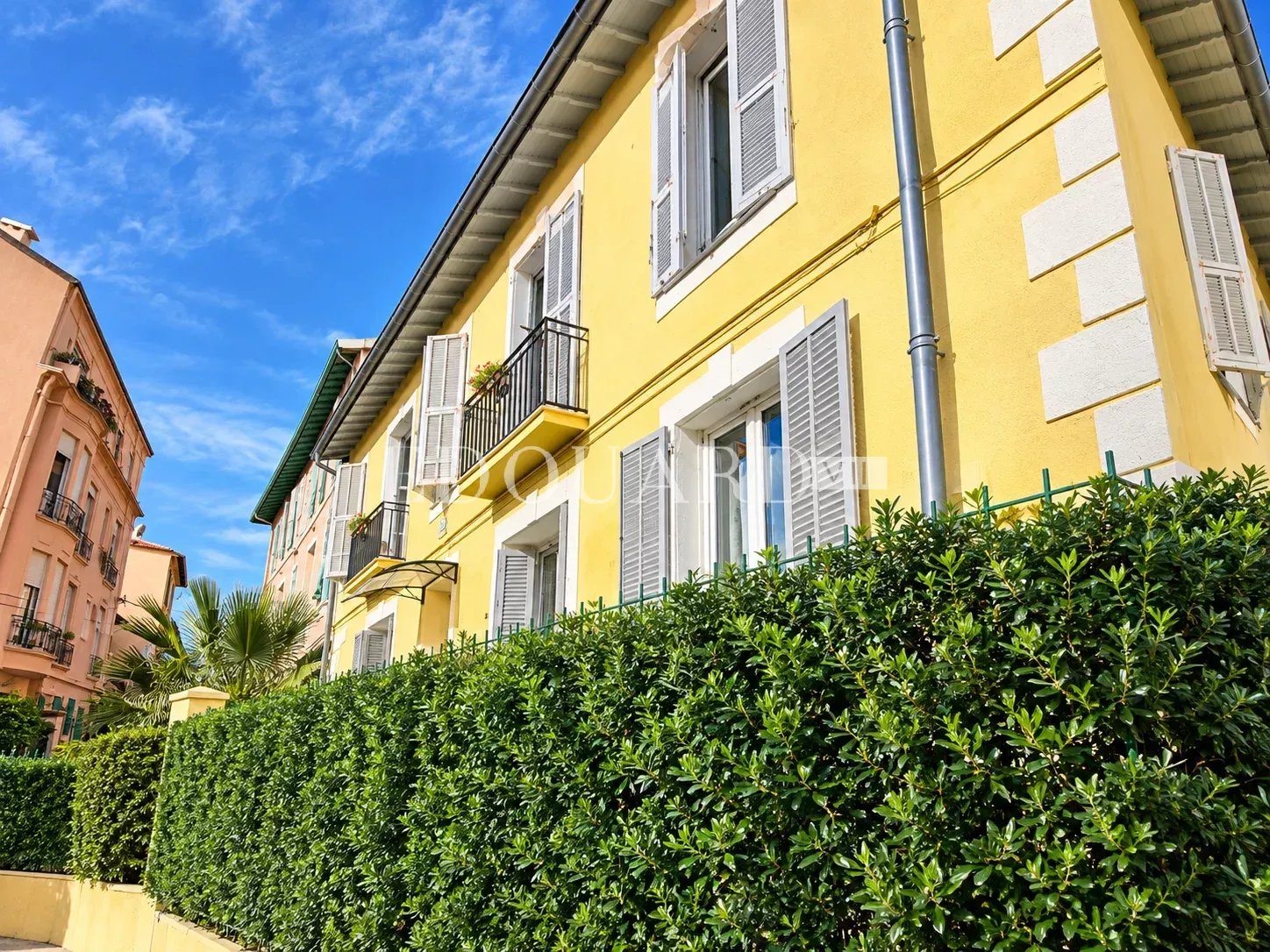 Dans le centre de Menton, au cœur du quartier du Centenaire, quatre pièces avec vaste jardin et parking