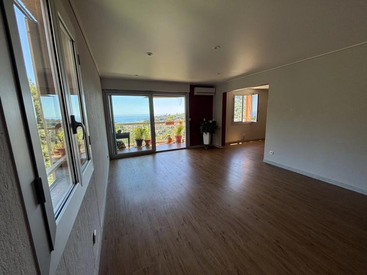 Trois pièces en bon état avec jolie terrasse, belle vue panoramique jusqu'à la mer, cave, possibilité garage