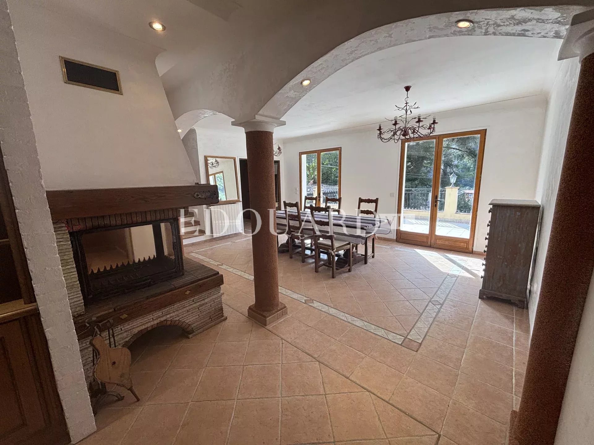 En exclusivité maison provençale à vendre avec appartement indépendante, piscine et grand jardin