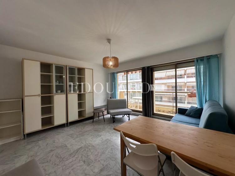 En exclusivité studio avec balcon, au quatrième étage d'un immeuble de standing avec conciergerie