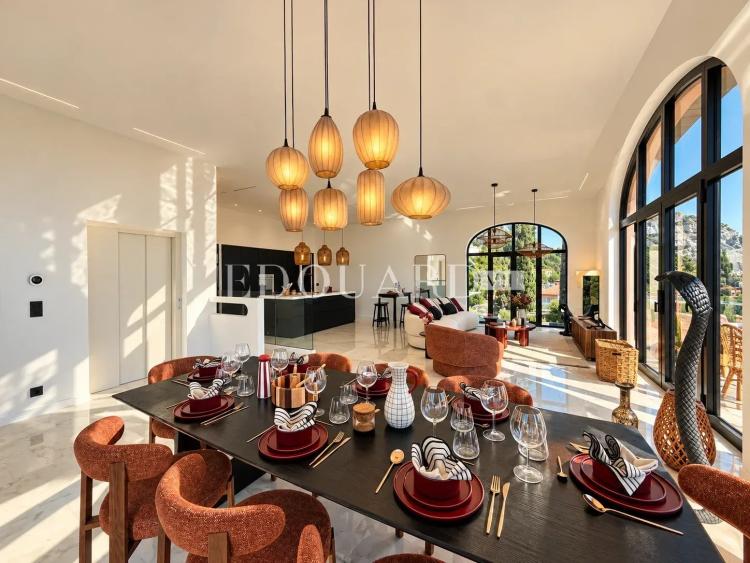 Demeure d’exception avec jardin, piscine, jacuzzi et panorama extraordinaire sur la baie de Menton