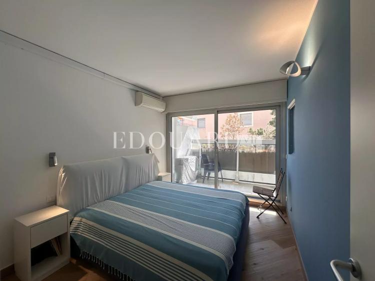 En exclusivité trois pièces en excellent état avec grande terrasse, vue mer et parking, face aux Sablettes