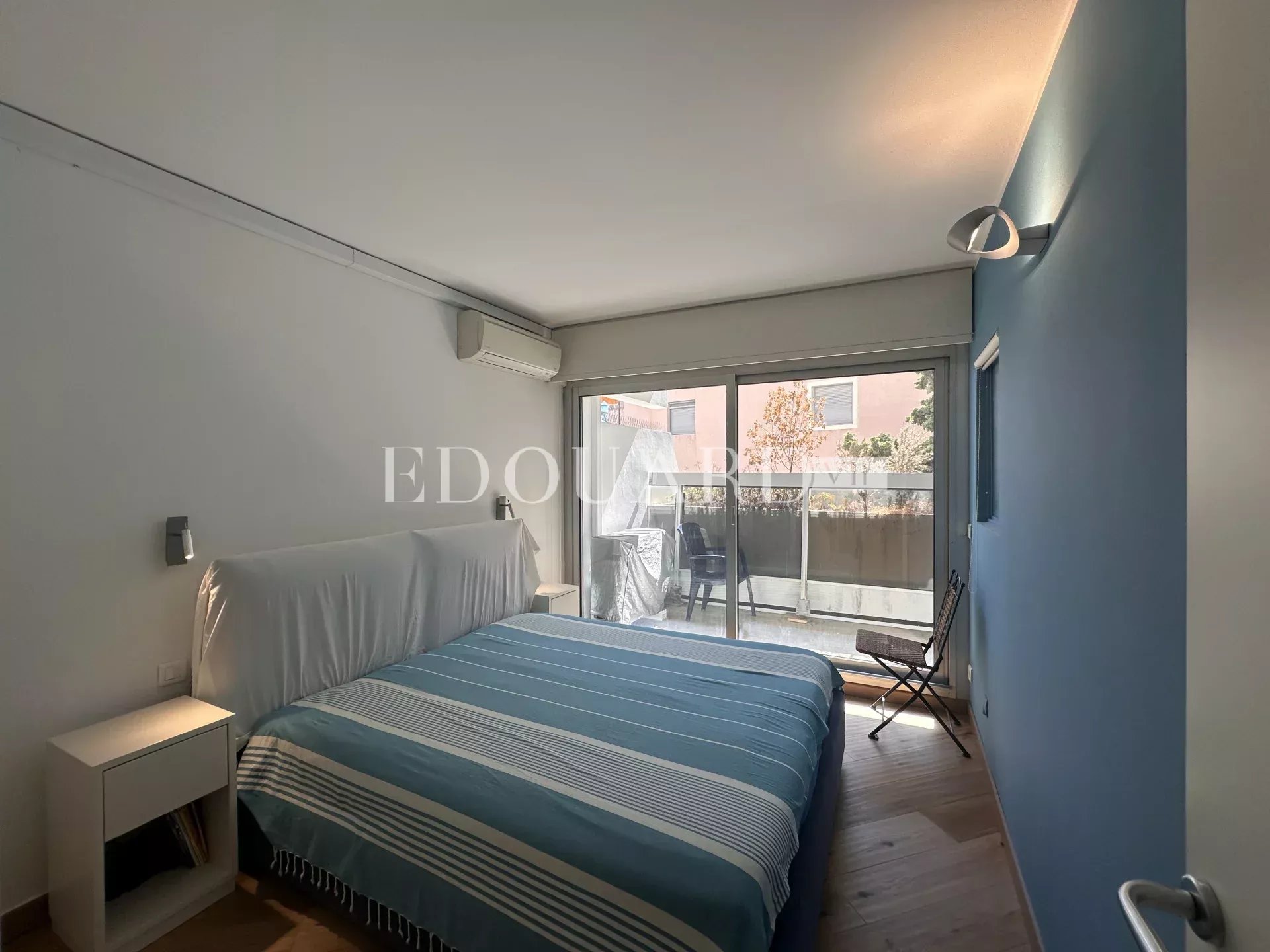 En exclusivité trois pièces en excellent état avec grande terrasse, vue mer et parking, face aux Sablettes