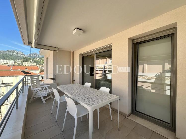 Trois pièces en superbe état avec grande terrasse et possibilité vaste garage, en plein centre de Menton