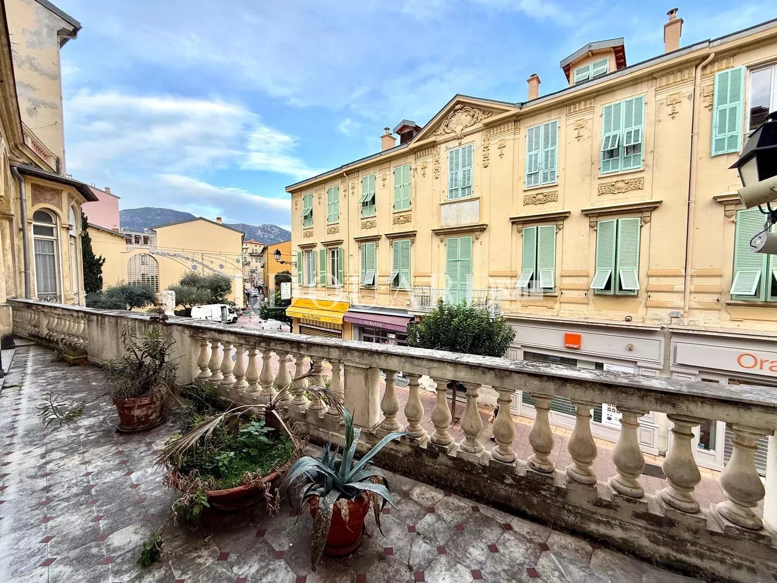 Plateau d’exception avec superbe terrasse et fort potentiel de division ou usage commercial