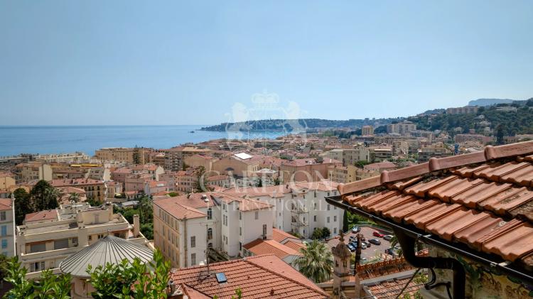 Villa avec vue mer et accès facile au centre-ville - Opportunité d'investissement