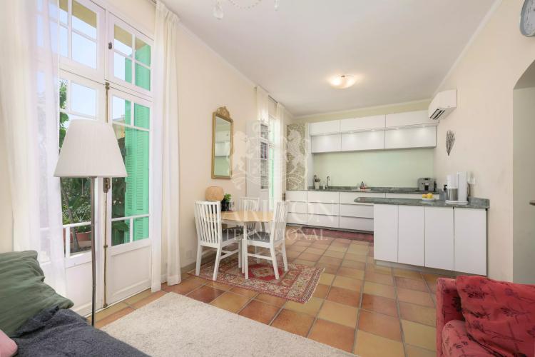 Villa avec vue mer et accès facile au centre-ville - Opportunité d'investissement