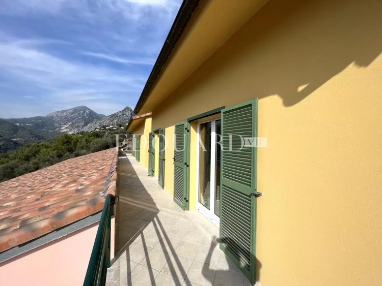 Maisons jumelées en cours de rénovation avec vaste terrain, spacieuses terrasses et belle vue panoramique. Exclusivité