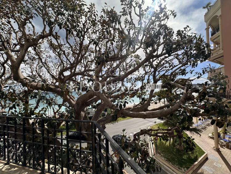 Dans résidence de luxe, deux pièces avec grande terrasse, belle vue mer, cave et parking en sous-sol