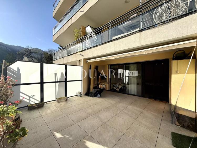 Sur la commune de Gorbio, deux pièces avec grande terrasse dans immeuble moderne avec piscine