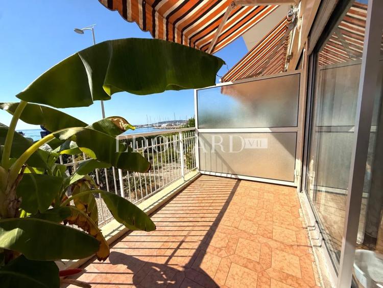 En exclusivité studio face aux plages avec terrasse, splendide vue mer panoramique et parking
