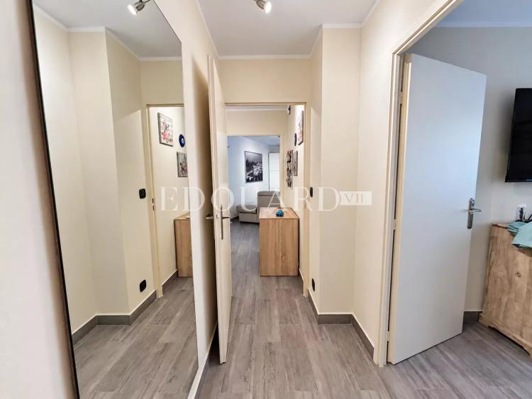 Deux pièces rénové à vendre avec terrasse et cave, au premier étage d’un immeuble moderne