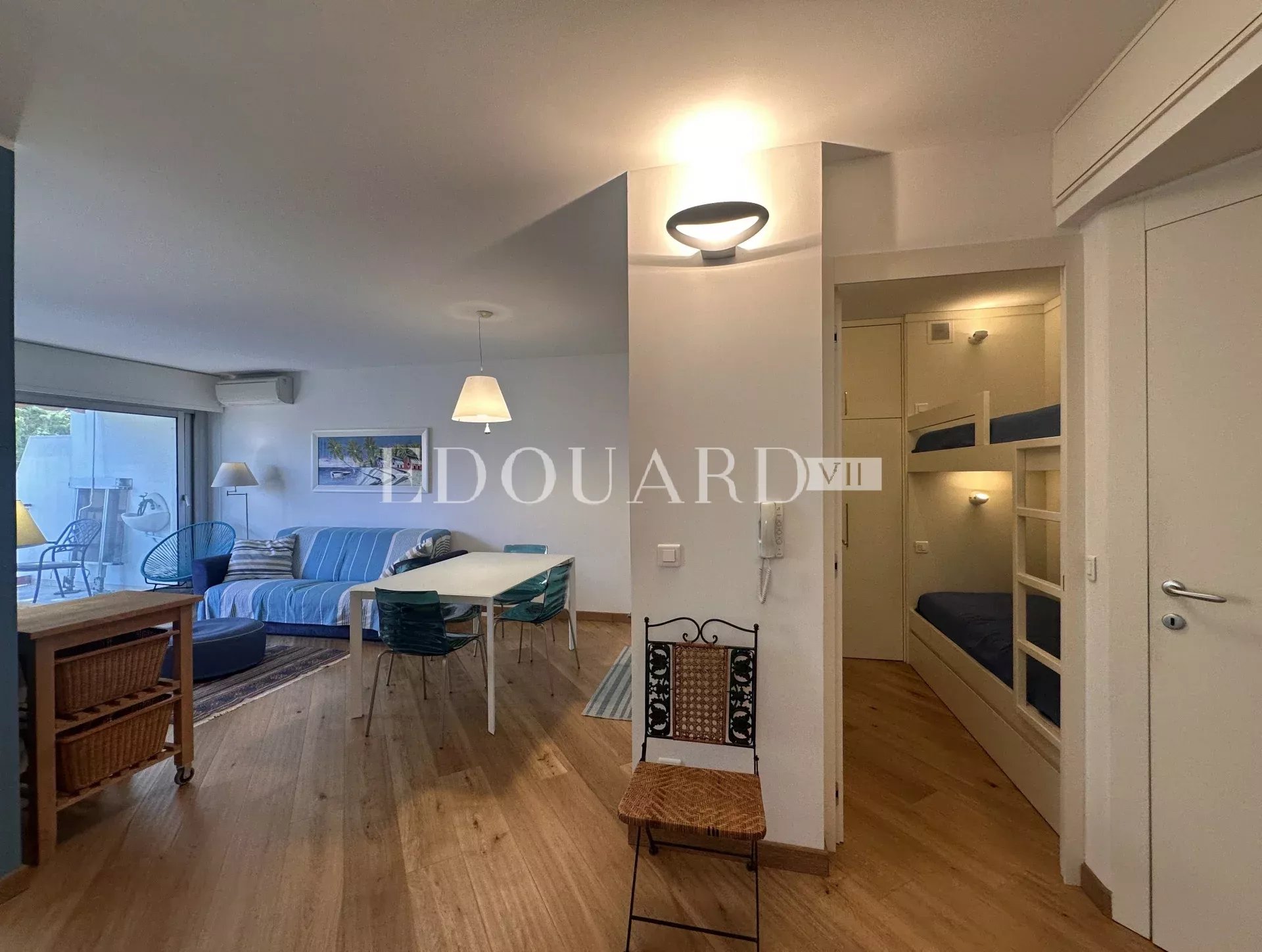 En exclusivité trois pièces en excellent état avec grande terrasse, vue mer et parking, face aux Sablettes