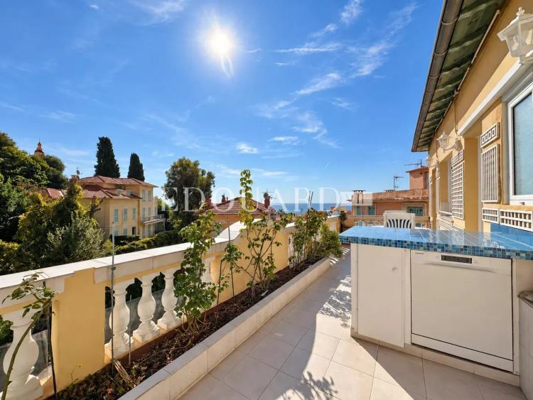 Spacieux deux pièces en bon état avec splendide terrasse et belle vue panoramique jusqu'à la mer