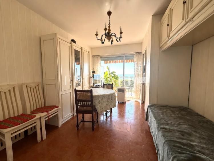 En exclusivité studio face aux plages avec terrasse, splendide vue mer panoramique et parking