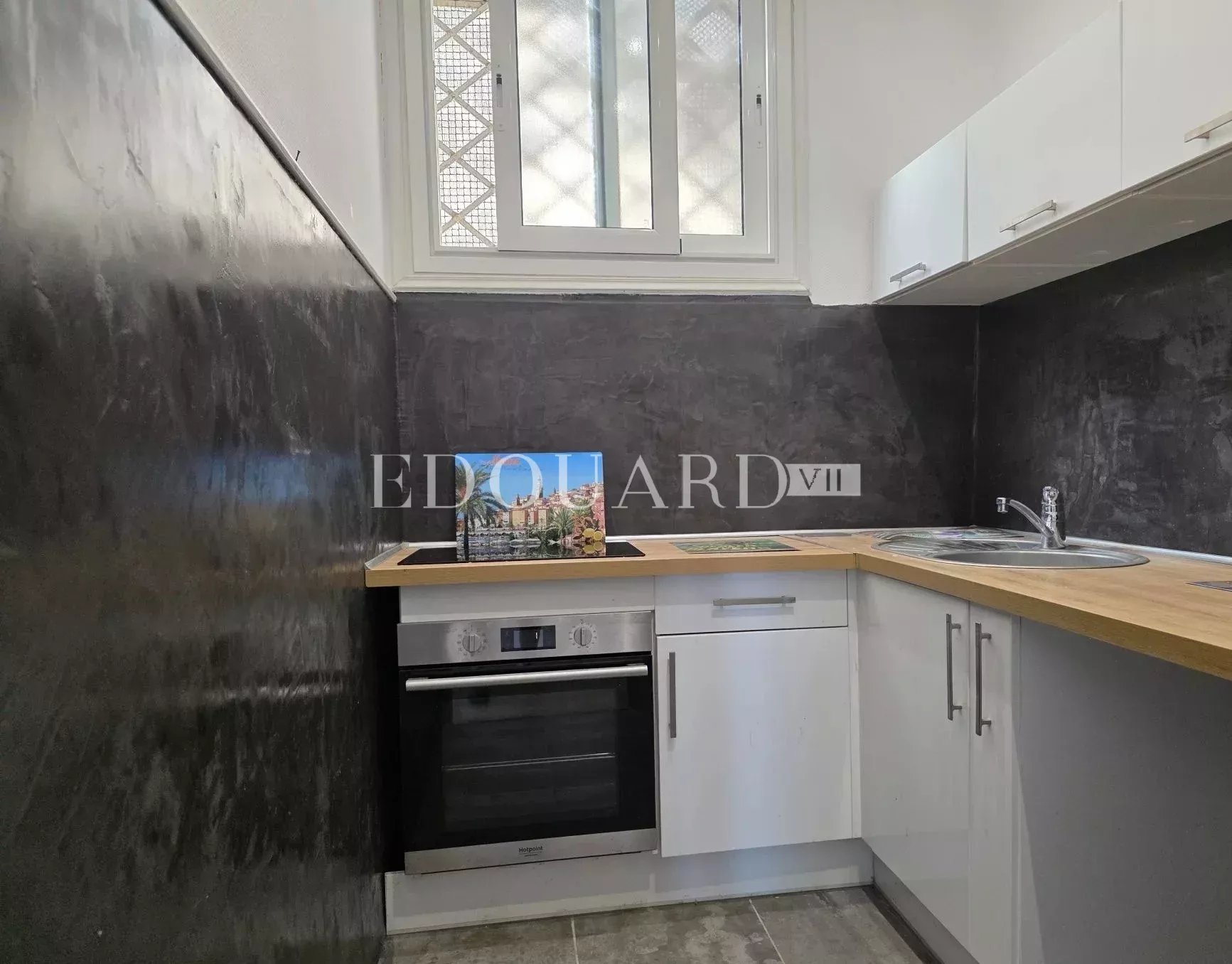 En exclusivité trois pièces à vendre avec splendide terrasse et agréable vue panoramique jusqu’à la mer
