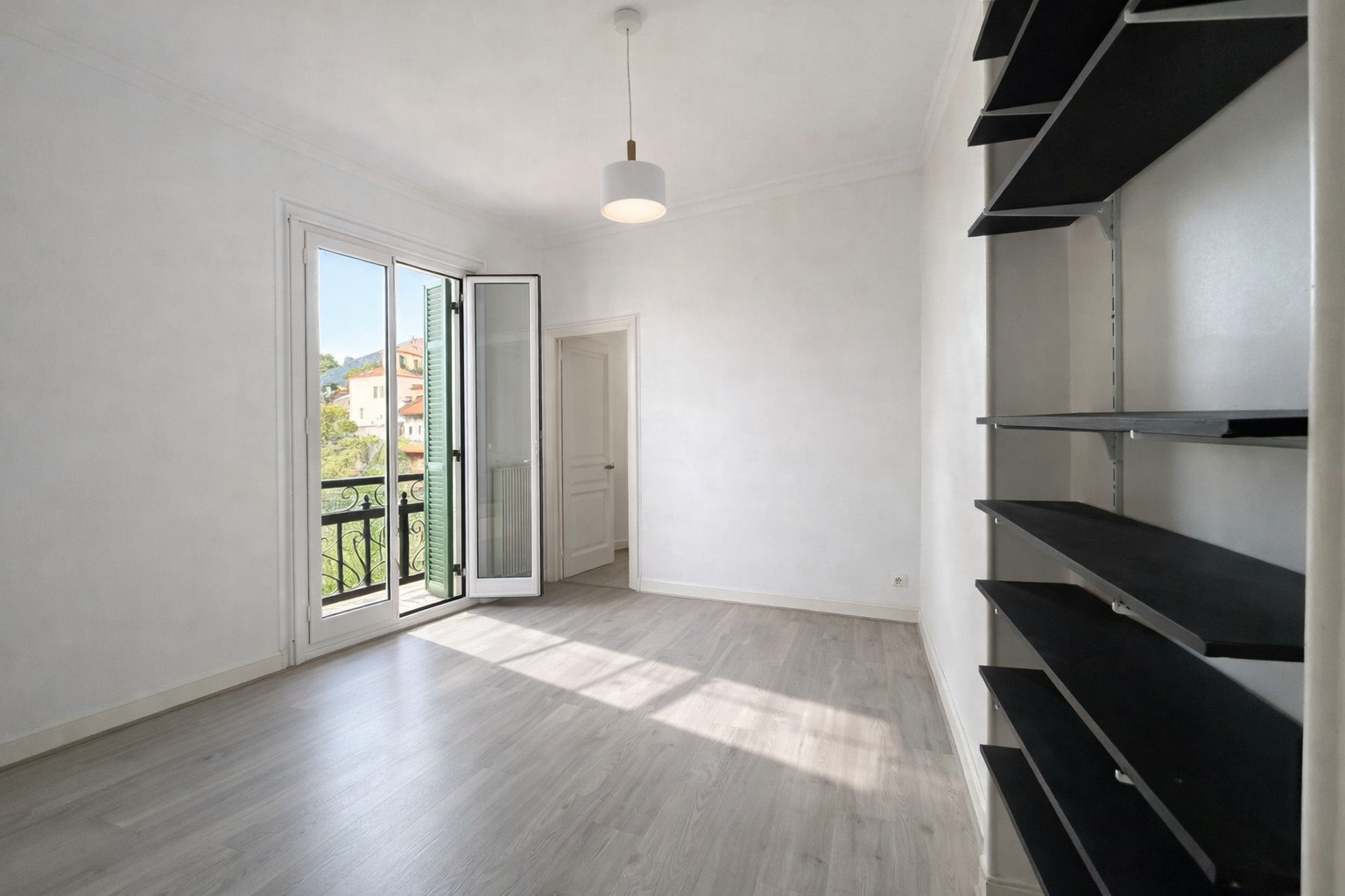 Menton – Cinq pièces de 105,60 m² en dernier étage, trois chambres