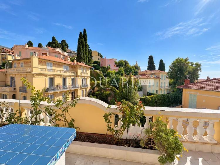 Spacieux deux pièces en bon état avec splendide terrasse et belle vue panoramique jusqu'à la mer