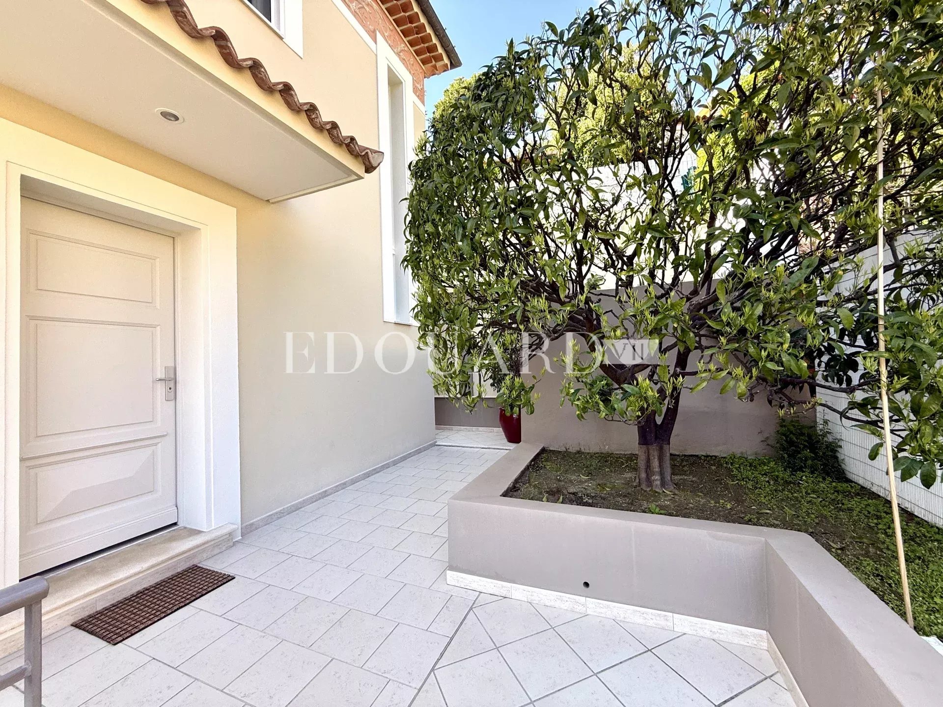 Maison d’exception à vendre à Menton Borrigo avec bassin chauffé, vaste terrasse et belle vue mer panoramique