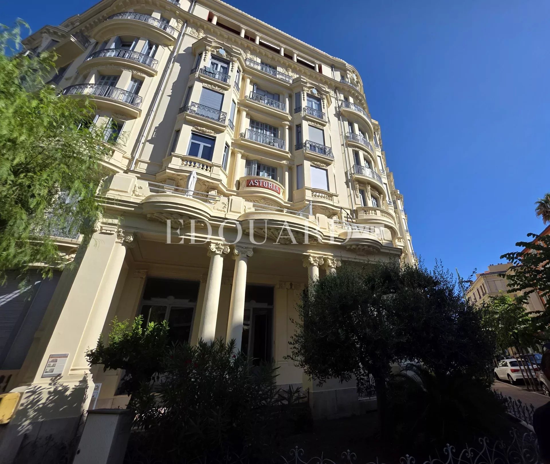En exclusivité studio en très bon état, dans magnifique immeuble bourgeois avec conciergerie