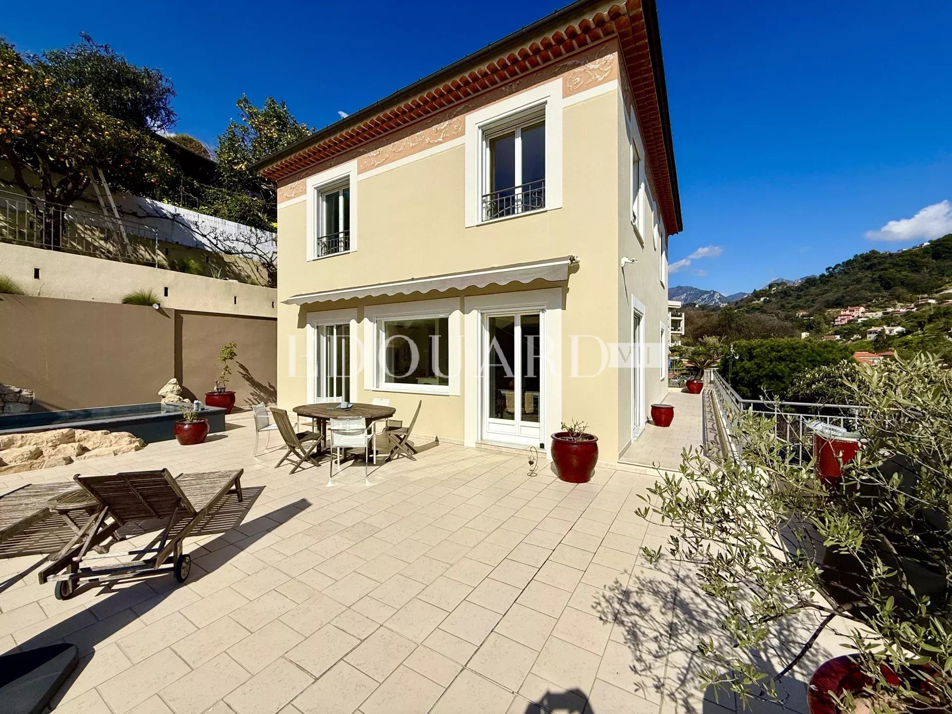 Maison d’exception à vendre à Menton Borrigo avec bassin chauffé, vaste terrasse et belle vue mer panoramique