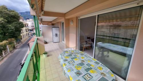 Menton Bas-Borrigo - grand 2 Pièces avec terrasse, garage et cave.