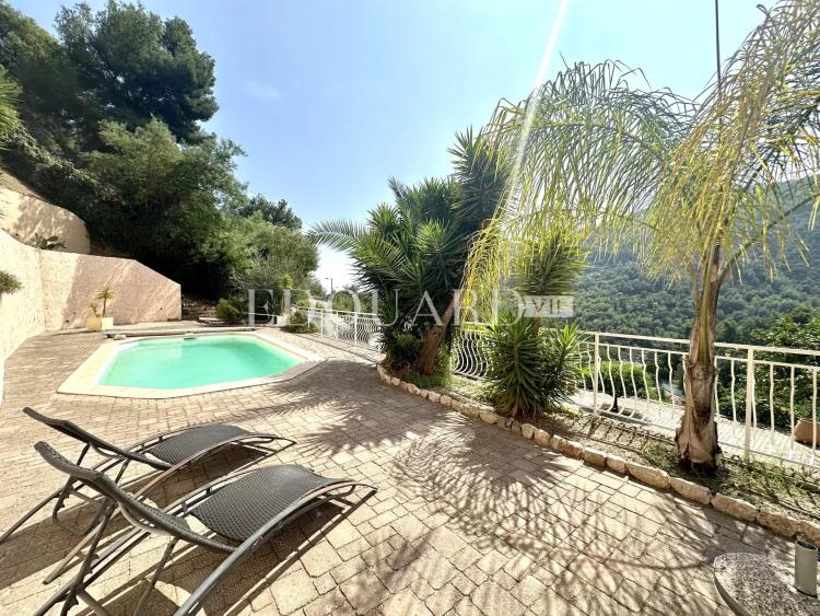 Sur la commune de Gorbio, à vendre maison indépendante avec vaste terrain constructible