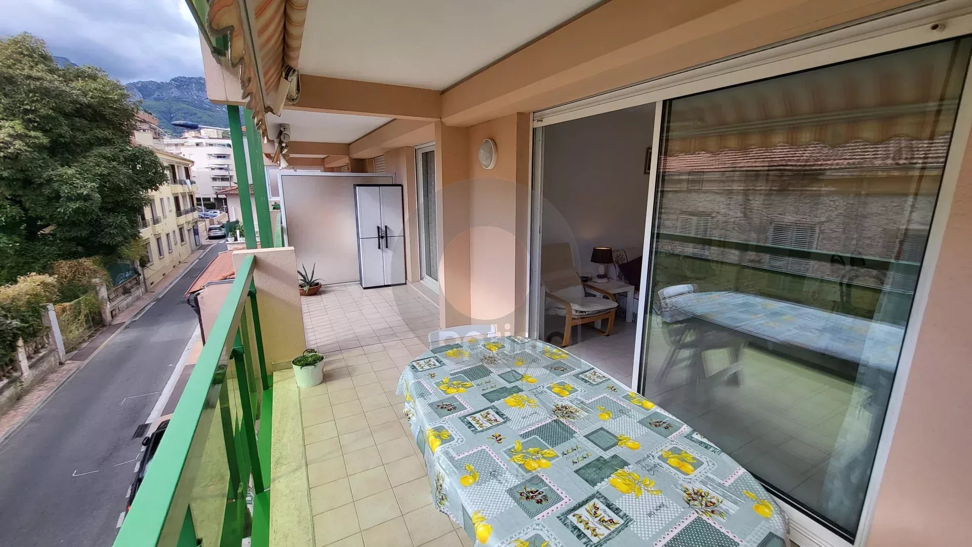 Menton Bas-Borrigo - grand 2 Pièces avec terrasse, garage et cave.