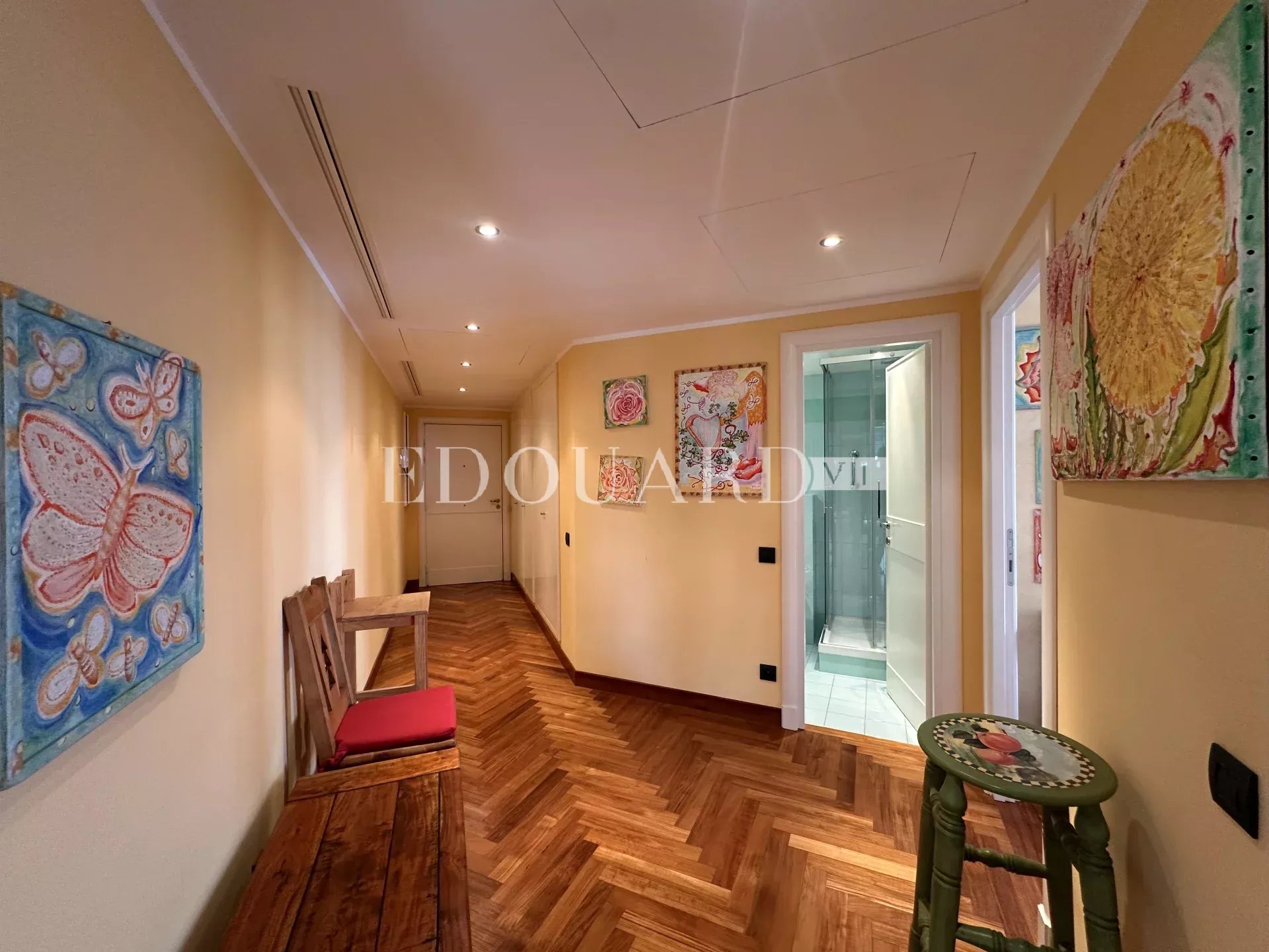 Dans résidence de luxe, deux pièces avec grande terrasse, belle vue mer, cave et parking en sous-sol