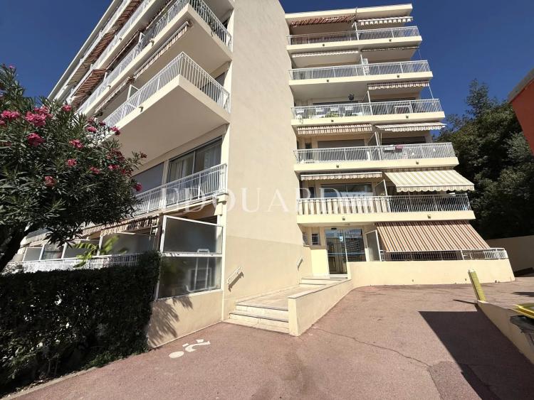 En exclusivité studio face aux plages avec terrasse, splendide vue mer panoramique et parking