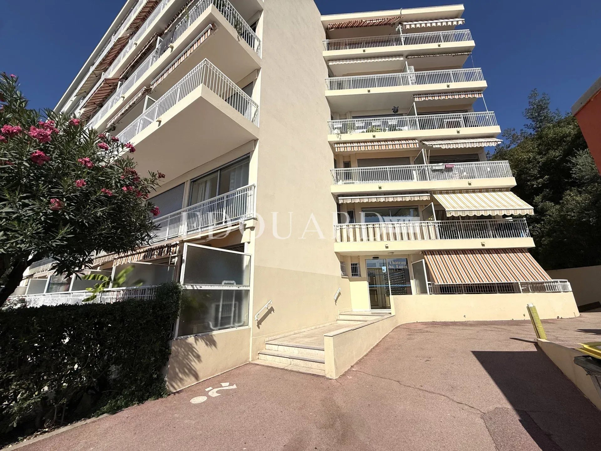 En exclusivité studio face aux plages avec terrasse, splendide vue mer panoramique et parking