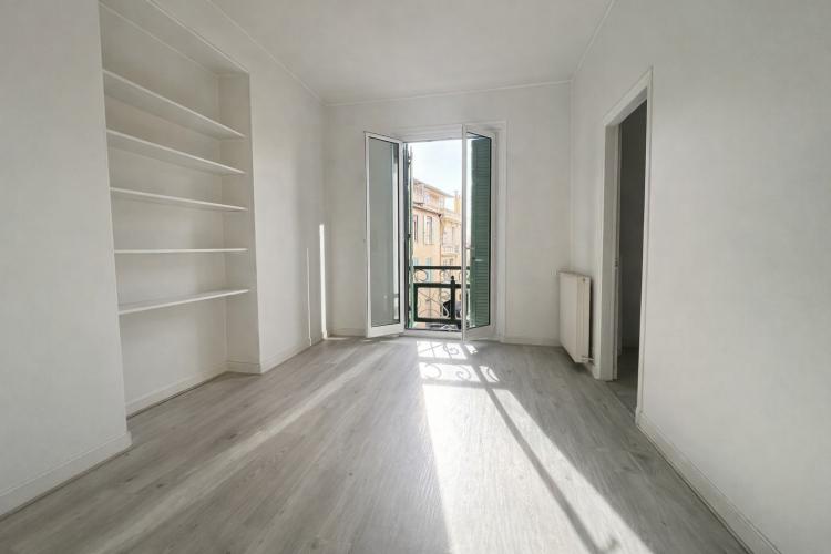 Menton – Cinq pièces de 105,60 m² en dernier étage, trois chambres