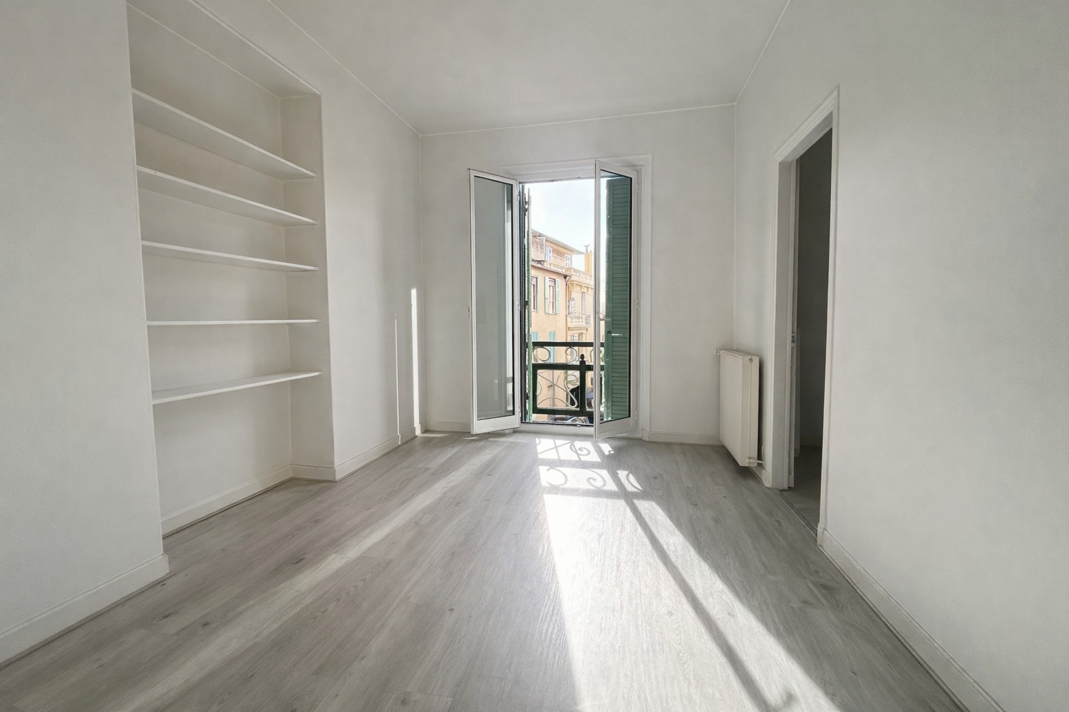 Menton – Cinq pièces de 105,60 m² en dernier étage, trois chambres