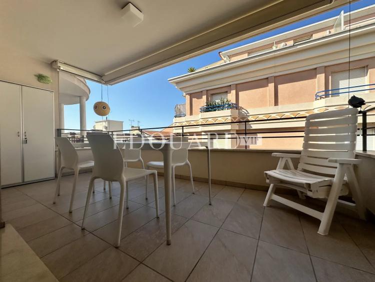 Trois pièces en superbe état avec grande terrasse et possibilité vaste garage, en plein centre de Menton