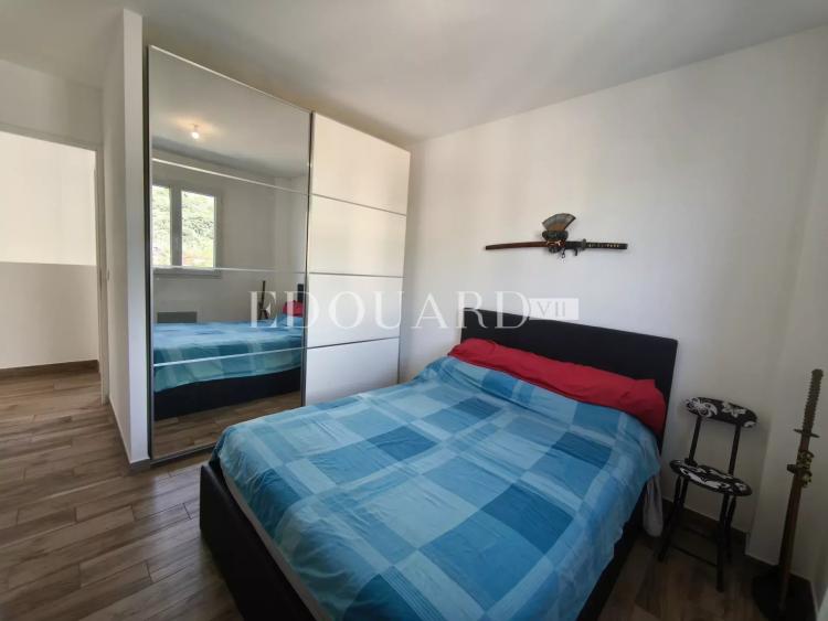 Maison individuelle récente, construite sur 1.200 m² de terrain plat, avec piscine hors sol et 30 m² de garage