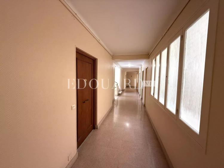 En exclusivité studio en bon état, au deuxième étage d'un immeuble dans le centre de Menton